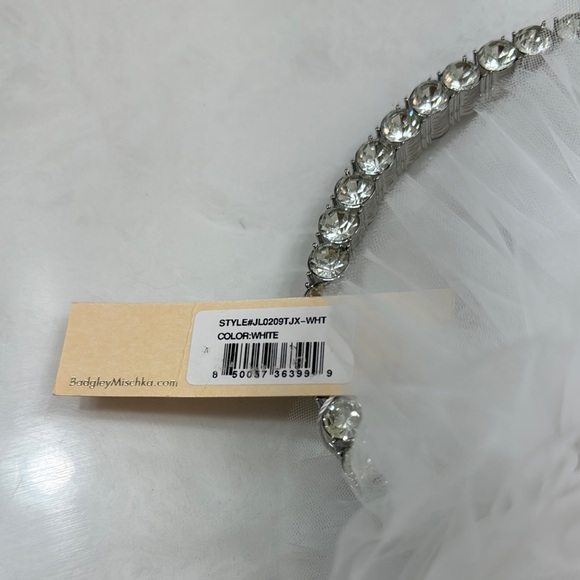 Jewel Badgley Mischka Jazzie Tulle Layered Ruffle Pouch Clutch - Picture 5 of 8